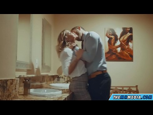 ❤️ Nuair a mheallann blonde busty tú i seomra scíthe poiblí ❤️❌ Sluts linn ❤